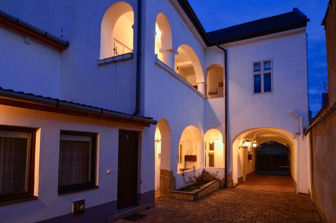 Demetrovics Udvarhaz Eger Exterior photo